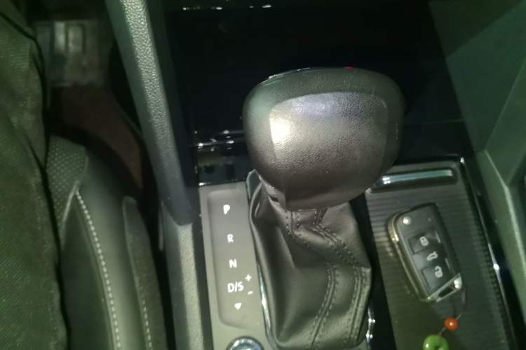 Used Volkswagen Teramont 2017 530 V6 Four-Wheel Drive Luxury Edition Gear Lever