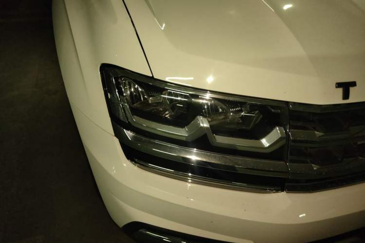 Used Volkswagen Teramont 2017 330TSI Two-Wheel-Drive Luxury Edition Right Front Headlight
