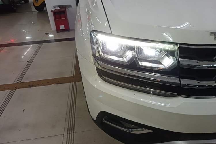 Used Volkswagen Teramont 2017 330TSI Two-Wheel-Drive Luxury Edition Right Front Headlight