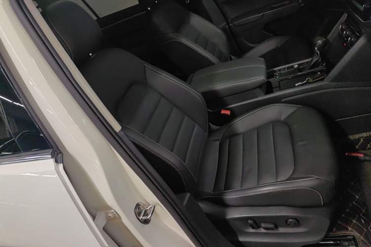 Used Volkswagen Teramont 2017 330TSI Two-Wheel-Drive Luxury Edition Right Front Seat