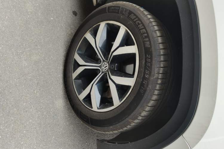 Used Volkswagen Teramont 2017 330TSI Two-Wheel-Drive Luxury Edition Right Front Wheel Hub