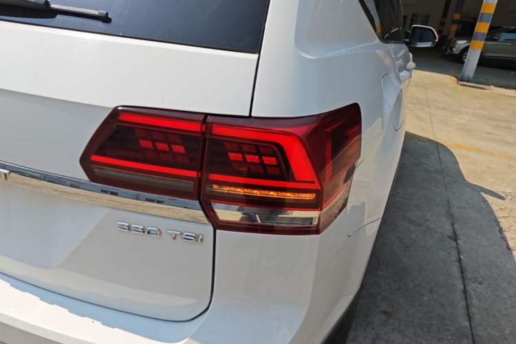 Used Volkswagen Teramont 2017 330TSI Two-Wheel-Drive Flagship Edition Right Rear Taillight