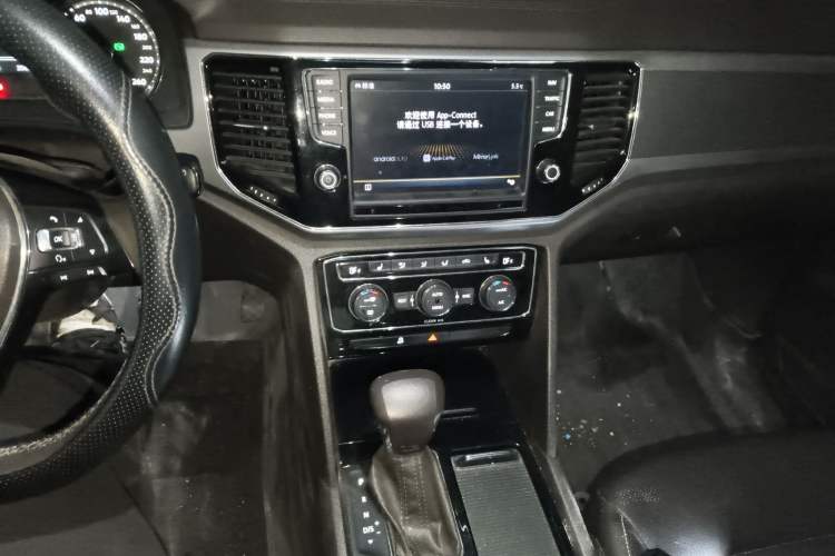 Used Volkswagen Teramont 2017 530 V6 Four-Wheel Drive Luxury Edition Audio And AC Panel