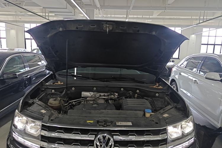 Used Volkswagen Teramont 2019 330TSI Two-Wheel-Drive Luxury Edition China V Standard Engine Bay