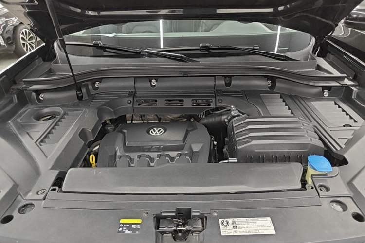 Used Volkswagen Teramont 2019 330TSI Two-Wheel-Drive Luxury Edition China V Standard Engine Bay