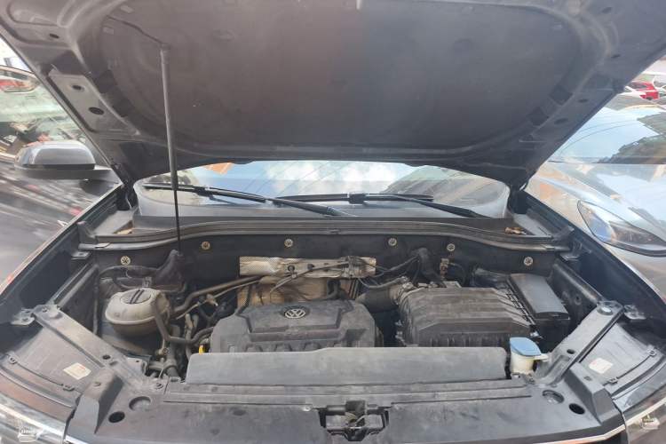 Used Volkswagen Teramont 2019 330TSI Two-Wheel-Drive Luxury Edition China V Standard Engine Bay