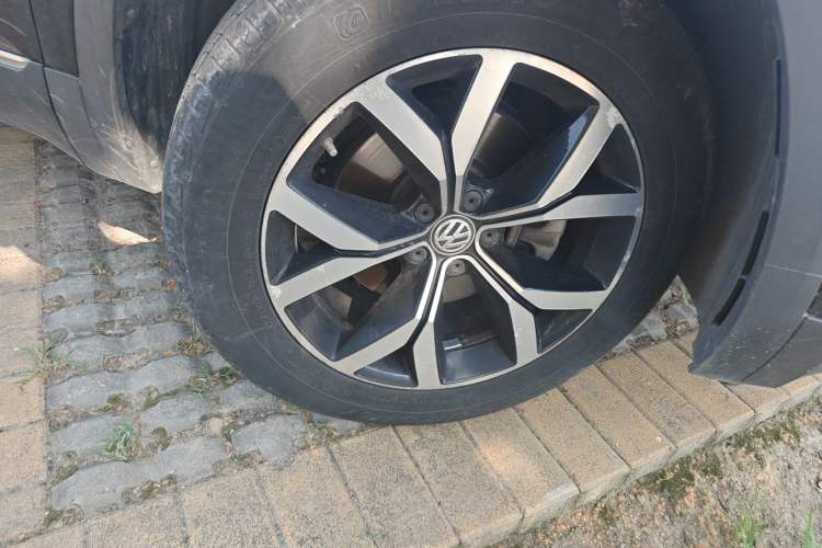 Used Volkswagen Teramont  Right Front Wheel Hub
