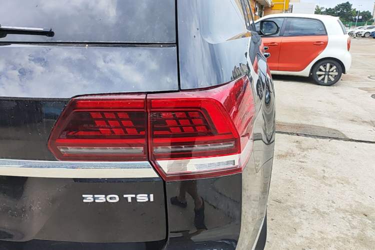 Used Volkswagen Teramont 2019 330TSI Two-Wheel-Drive Luxury Edition China V Standard Right Rear Taillight
