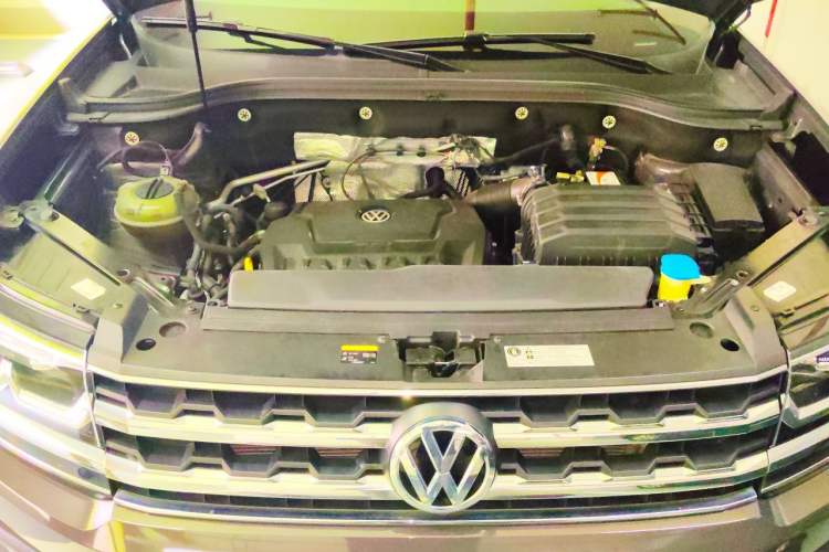 Used Volkswagen Teramont 2019 330TSI Two-Wheel-Drive Luxury Edition China V Standard Engine Bay