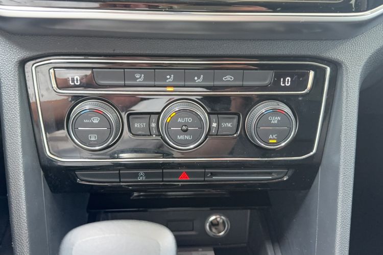 Used Volkswagen Teramont 2020 Revised Version 330TSI Two-Wheel Drive Comfort Edition Audio And AC Panel