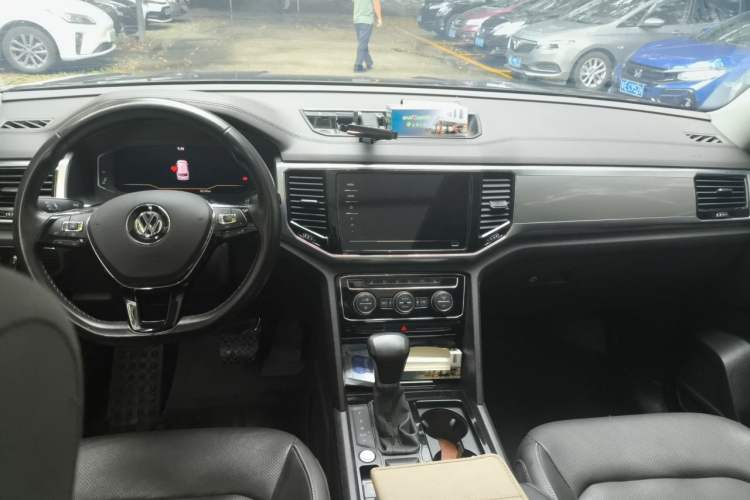 Used Volkswagen Teramont 2020 Revised Version 330TSI Two-Wheel Drive Luxury Edition Center Console