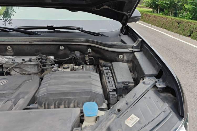 Used Volkswagen Teramont 2020 330TSI Two-Wheel-Drive Luxury Edition China VI Standard Engine Bay Left