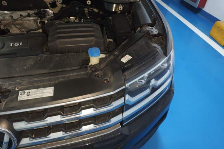 Used Volkswagen Teramont 2020 Revised Version 380TSI Four-Wheel Drive Luxury Edition Engine Bay Left