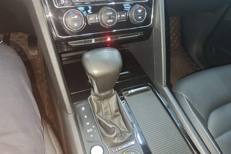 Used Volkswagen Teramont 2020 Revised Version 380TSI Four-Wheel Drive Luxury Edition Gear Lever
