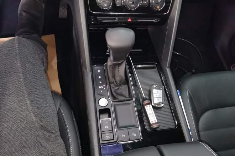 Used Volkswagen Teramont 2020 Revised Version 330TSI Two-Wheel Drive Luxury Edition Gear Lever