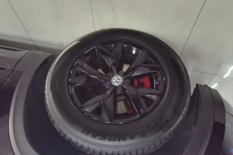 Used Volkswagen Teramont 2020 Revised Version 380TSI Four-Wheel Drive Comfort Edition Left Front Wheel Hub