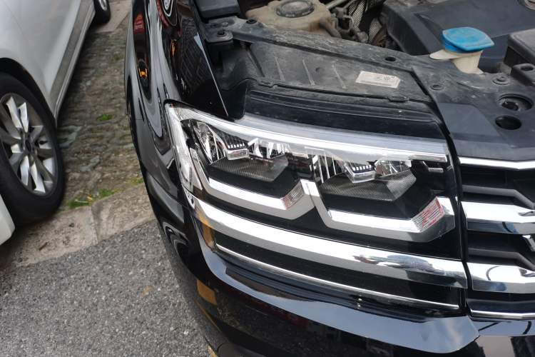 Used Volkswagen Teramont 2020 Revised Version 530 V6 Four-Wheel Drive Luxury Edition Right Front Headlight