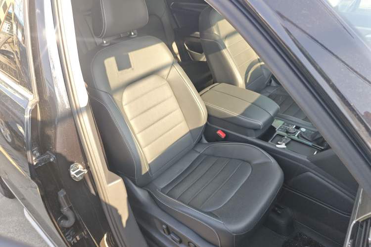 Used Volkswagen Teramont 2020 Revised Version 530 V6 Four-Wheel Drive Luxury Edition Right Front Seat
