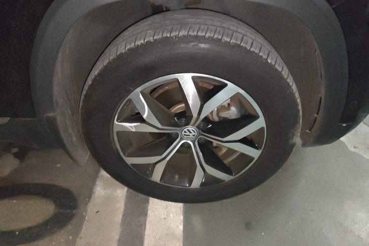 Used Volkswagen Teramont 2020 Revised Version 380TSI Four-Wheel Drive Luxury Edition Right Front Wheel Hub