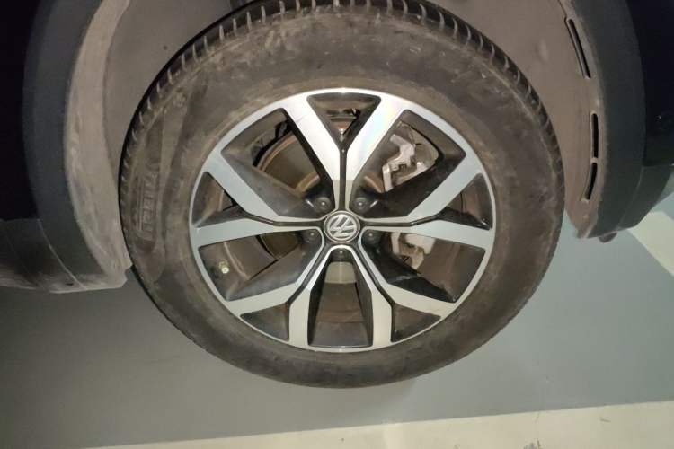 Used Volkswagen Teramont 2020 Revised Version 380TSI Four-Wheel Drive Luxury Edition Right Front Wheel Hub