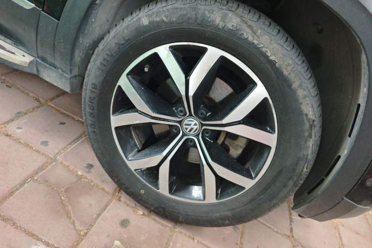 Used Volkswagen Teramont 2020 Revised Version 330TSI Two-Wheel Drive Luxury Edition Right Front Wheel Hub