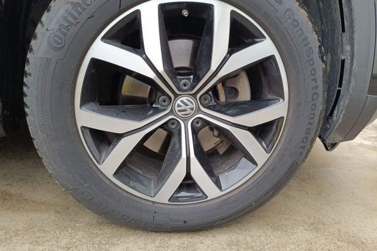 Used Volkswagen Teramont 2020 Revised Version 380TSI Four-Wheel Drive Luxury Edition Right Front Wheel Hub