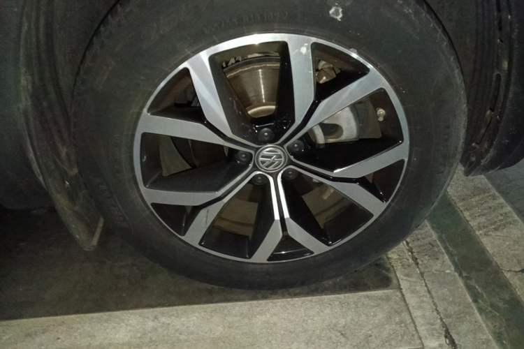 Used Volkswagen Teramont 2020 Revised Version 330TSI Two-Wheel Drive Luxury Edition Right Front Wheel Hub