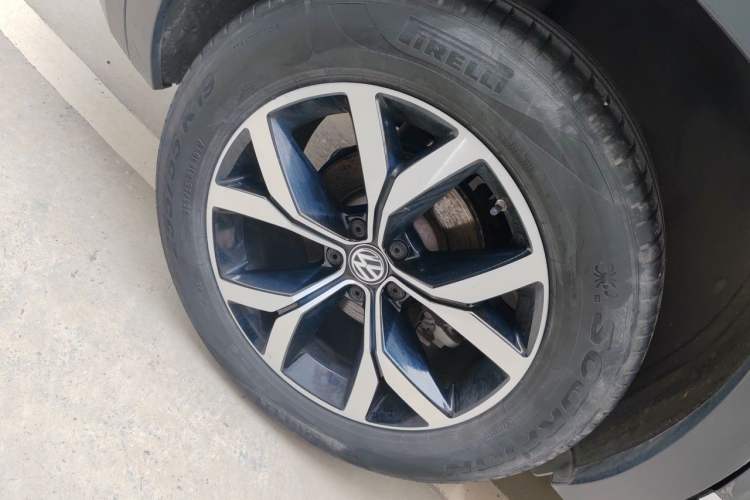 Used Volkswagen Teramont 2020 Revised Version 380TSI Four-Wheel Drive Luxury Edition Right Front Wheel Hub