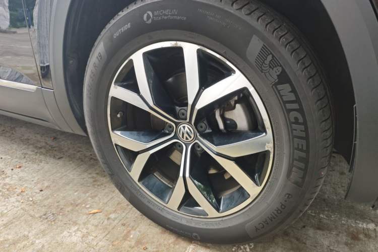 Used Volkswagen Teramont 2020 330TSI Two-Wheel-Drive Luxury Edition China V Standard Right Front Wheel Hub