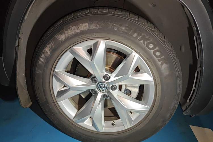 Used Volkswagen Teramont 2020 Revised Version 330TSI Two-Wheel Drive Comfort Edition Right Front Wheel Hub