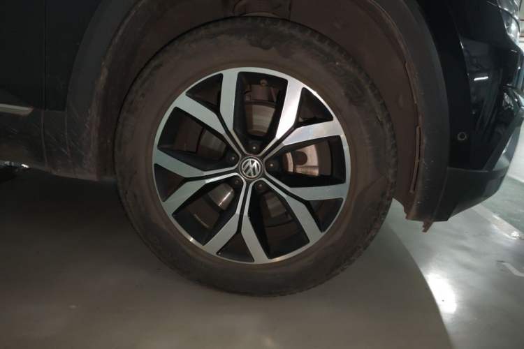 Used Volkswagen Teramont 2020 Revised Version 380TSI Four-Wheel Drive Luxury Edition Right Front Wheel Hub