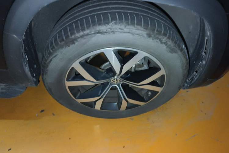 Used Volkswagen Teramont 2020 Revised Version 330TSI Two-Wheel Drive Luxury Edition Right Front Wheel Hub