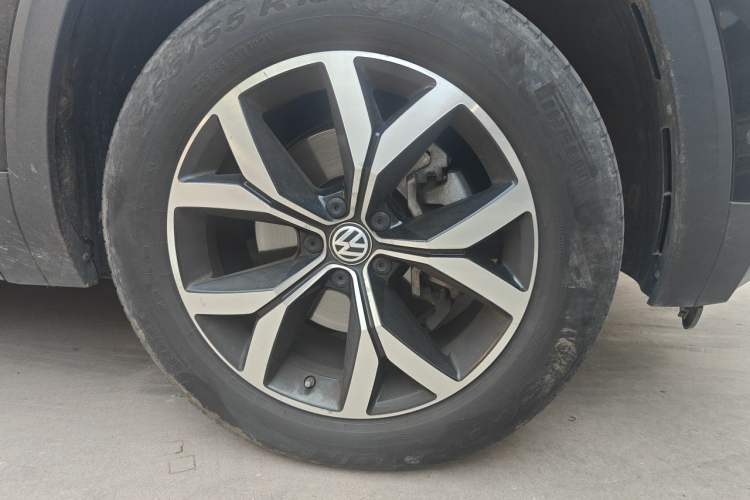 Used Volkswagen Teramont 2020 Revised Version 530 V6 Four-Wheel Drive Luxury Edition Right Front Wheel Hub