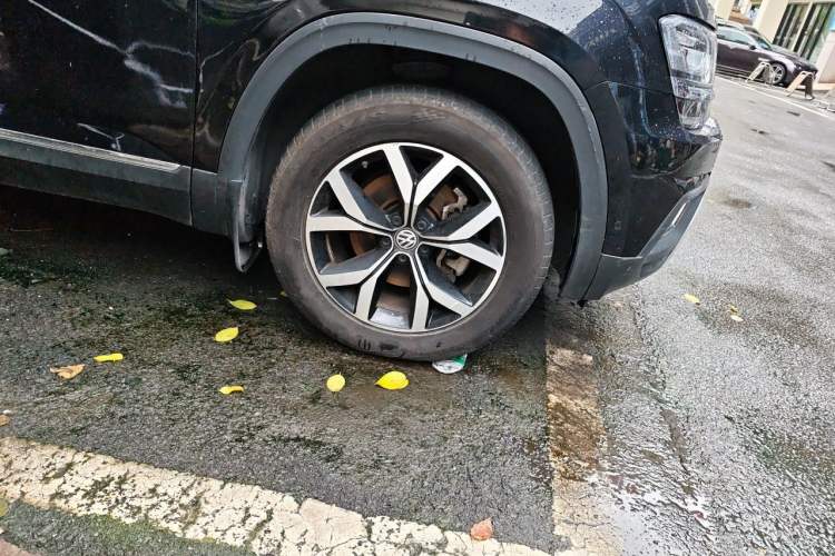 Used Volkswagen Teramont 2020 Revised Version 380TSI Four-Wheel Drive Luxury Edition Right Front Wheel Hub
