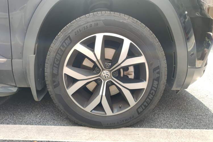 Used Volkswagen Teramont 2020 Revised Version 330TSI Two-Wheel Drive Luxury Edition Right Front Wheel Hub
