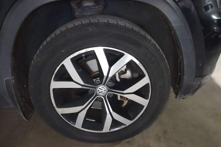 Used Volkswagen Teramont 2020 Revised Version 380TSI Four-Wheel Drive Luxury Edition Right Front Wheel Hub