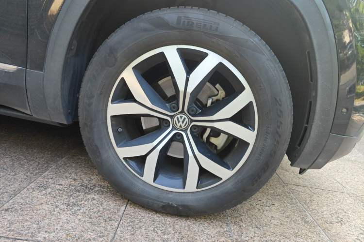 Used Volkswagen Teramont 2020 Revised Version 330TSI Two-Wheel Drive Luxury Edition Right Front Wheel Hub