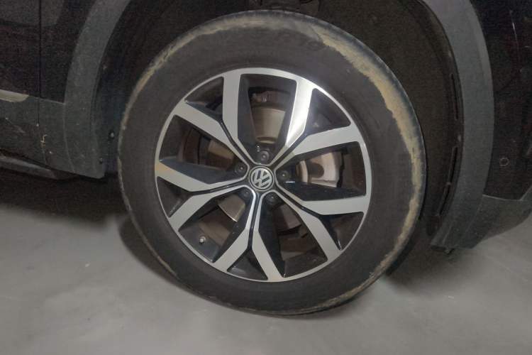 Used Volkswagen Teramont 2020 Revised Version 380TSI Four-Wheel Drive Luxury Edition Right Front Wheel Hub