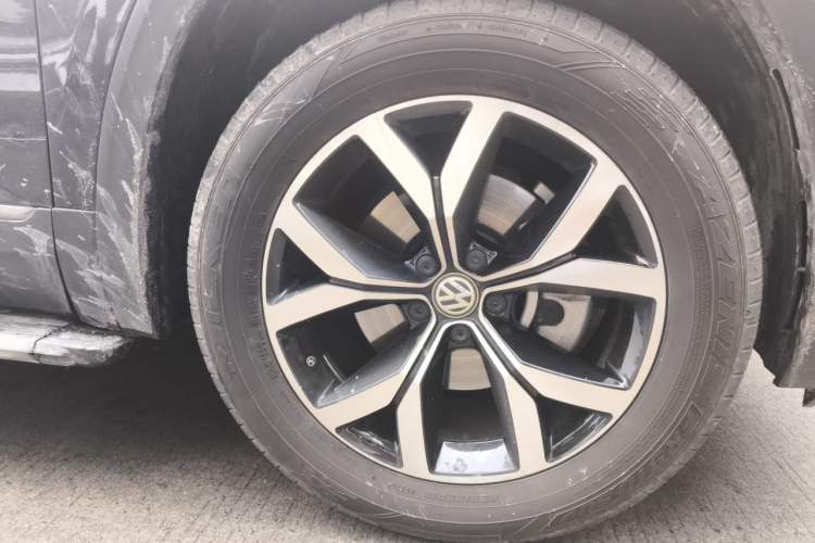 Used Volkswagen Teramont 2020 Revised Version 330TSI Two-Wheel Drive Luxury Edition Right Front Wheel Hub