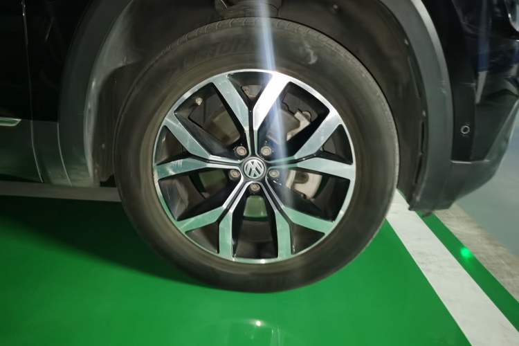 Used Volkswagen Teramont 2020 Revised Version 330TSI Two-Wheel Drive Luxury Edition Right Front Wheel Hub