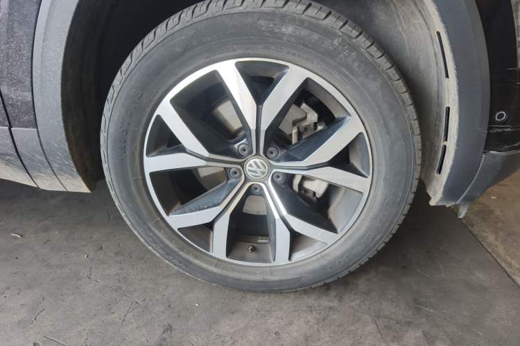 Used Volkswagen Teramont 2020 Revised Version 380TSI Four-Wheel Drive Luxury Edition Right Front Wheel Hub