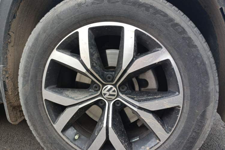 Used Volkswagen Teramont 2020 Revised Version 380TSI Four-Wheel Drive Luxury Edition Right Front Wheel Hub