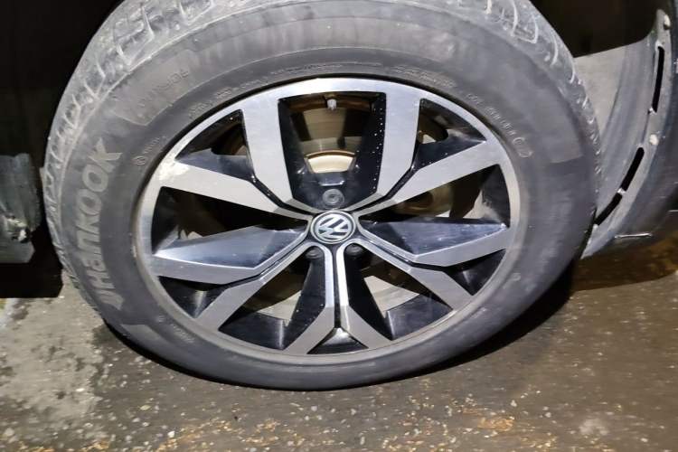 Used Volkswagen Teramont 2020 Revised Version 330TSI Two-Wheel Drive Luxury Edition Right Front Wheel Hub