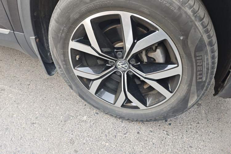 Used Volkswagen Teramont 2020 Revised Version 380TSI Four-Wheel Drive Luxury Edition Right Front Wheel Hub
