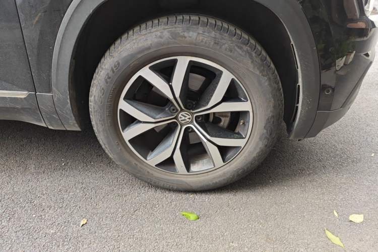 Used Volkswagen Teramont 2020 Revised Version 380TSI Four-Wheel Drive Luxury Edition Right Front Wheel Hub