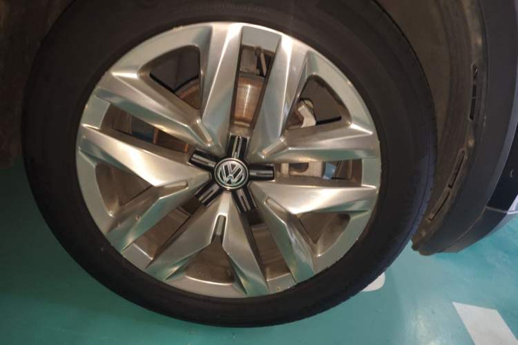 Used Volkswagen Teramont 2020 Revised Version 380TSI Four-Wheel Drive Flagship Edition Right Front Wheel Hub