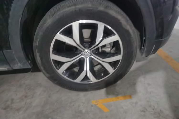 Used Volkswagen Teramont 2020 Revised Version 330TSI Two-Wheel Drive Luxury Edition Right Front Wheel Hub