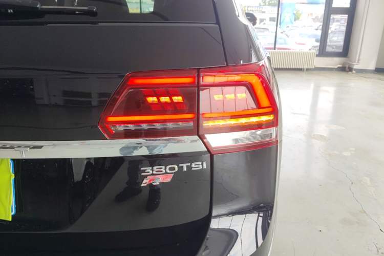 Used Volkswagen Teramont 2020 Revised Version 380TSI Four-Wheel Drive Luxury Edition Right Rear Taillight