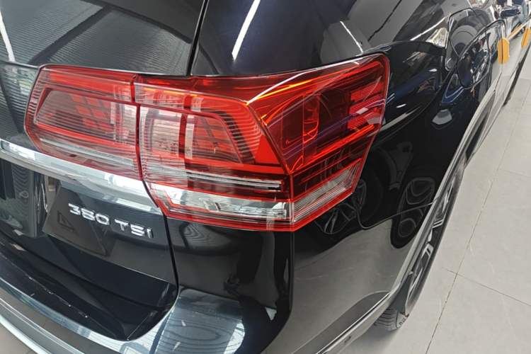 Used Volkswagen Teramont 2020 Revised Version 380TSI Four-Wheel Drive Luxury Edition Right Rear Taillight