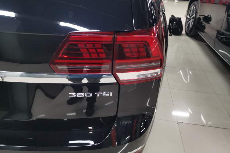 Used Volkswagen Teramont 2020 Revised Version 380TSI Four-Wheel Drive Luxury Edition Right Rear Taillight